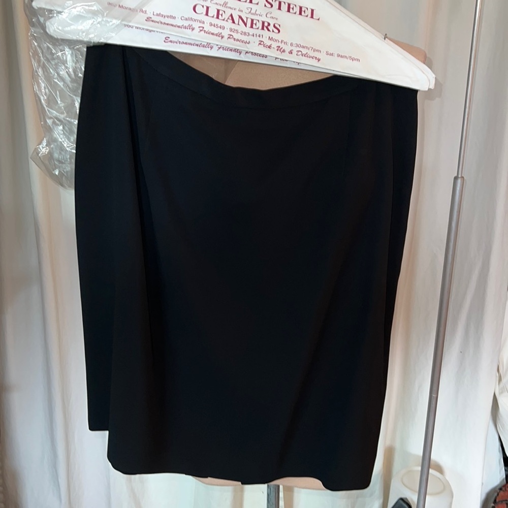 Jones NY little black skirt dry cleaned lined 16